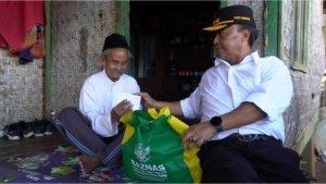 2-Pj-Bupati-Herman-Suryatman-saat-memberikan-santunan-pad.jpg