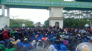 AKSI-DAMAI-Ratusan-massa-aksi-di-kabupaten-tasik-192025.jpg
