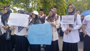 AKSI-GURU-HONORER-KEMENAG-Ciamis-21102025.jpg