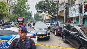 Aparat-Brimob-Polda-Jabar-tengah-mengamankan-lokasi-kejadian-insiden-bom-bunuh-diri.jpg