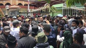 BREAKINGNEWS-Warga-Geruduk-Plen.jpg