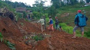 Babinsa-dan-warga-gotong-royong.jpg