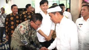 Bupati-Ciamis-Herdiat-Sunarya-menyalami-Gubernur-Jabar-Dedi-Mulyadi-2009-1.jpg