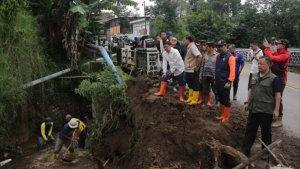 Bupati-Garut-tinjau-banjir-di-di-Ciharemas-Cisurupan-1632025-1.jpg