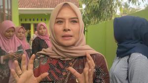 Bupati-Pangandaran-Citra-Pitriyami-di-Halaman-Kantor-Desa-Maruyungsari-1.jpg