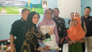 Bupati-Pangandaran-Citra-Pitriyami-kiri-memberikan-bantuan-beras-1.jpg