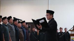Bupati-Tasikmalaya-Cecep-Nurul-Yakin-ketika-melantik-pejabat-3092025-2.jpg
