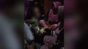 D-saat-dievakuasi-warga-setelah-alami-penganiayaan-perampok-di-Garut1.jpg