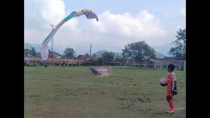 DUA-paralayang-mendarat-di-Stadion-Ahmad-YaniKabupaten-Sumedang-2192025-1.jpg