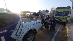 Dump-Truck-Tabrak-Motor.jpg