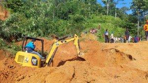 Ekscavator-Cari-Korban-Longsor.jpg