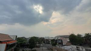 Ilustrasi-cuaca-mendung-awan-hitam-kota-bandung-07102025-1.jpg