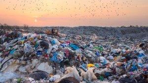 Ilustrasi-tumpukan-sampah-plastik-di-TPA.jpg