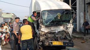 Kecelakaan-Truk-Boks_1309.jpg