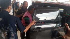 Kejari-Kabupaten-Tasikmalaya-ketika-bawa-tersangka-pupuk-bersubsidi-2102025-1.jpg