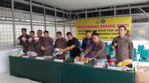Kejari-Kabupaten-Tasikmalaya-musnahkan-barang-bukti-1192025-1.jpg