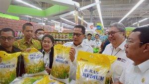 Kepala-Badan-Pangan-Nasional-Bapanas-Arief-Prasetyo-Adi-saat-peninjauan-di-Hypmart-Puri-Jakarta.jpg