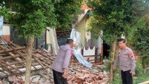 Kondisi-Ruang-Perpustakaan-SD-Negeri-Kalisalak-batang-akibat-gempa.jpg