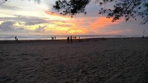 Menikmati-Indahnya-Sunset-di-Pantai.jpg