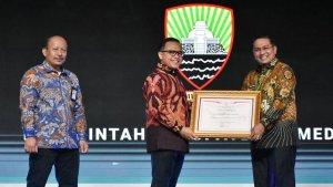 Menpan-RB-Abdullah-Azwar-Anas-penghargaan-Pj-Bupati-Sumedang-8102024.jpg