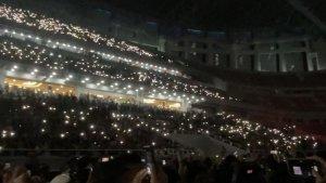 Momen-penonton-ramai-ramai-nyalakan-flash-ponsel-di-tribun-Jakarta-International-Stadium.jpg