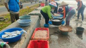 Nelayan-memilah-udang-hasil-tangkapannya-di-Pantai-Timur-Pangandaran-Sabtu-14102023.jpg