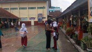 ORANG-TUA-MURID-antar-anak-sekolah-di-tasikmalaya-14072025-1.jpg