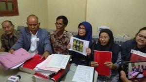 Para-kuasa-hukum-tersangka-kasus-Vina-dan-Eki-di-Kota-Cirebon.jpg