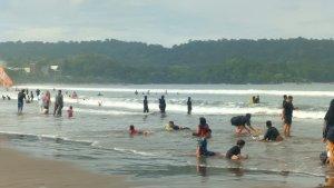 Pasca-libur-lebaran-2025-aktivitas-wisata-di-Pantai-Barat-Pangan.jpg