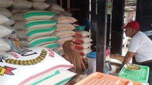 Pedagang-beras-di-Pasar-Cileunyi-Kabupaten-Bandung-Jawa-Barat.jpg