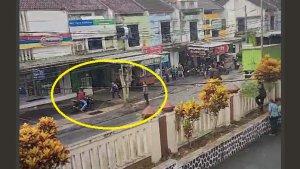 Pegawai-Indomaret-Nekad-Tendang-Perampok-tasik.jpg