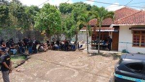 Penampakan-rumah-pabrik-obat-terlarang-Sumedang-2.jpg
