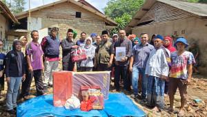 Penyaluran-Bantuan-untuk-Dedah.jpg