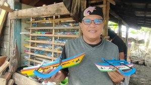 Perajin-miniatur-perahu-di-Pangandaran-1.jpg