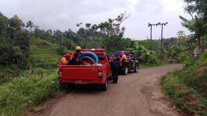 Petugas-BPBD-Kabupaten-Tasikmalaya-usai-bersihkan-material-longsor-di-tasik.jpg