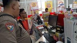 Petugas-Inafis-Polres-Tasikmalaya-Kota-di-TKP-minimarket-2.jpg