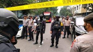 Petugas-kepolisian-melakukan-penutupan-ruas-jalan-dan-pengamanan-sekitar-lokasi-ledakan.jpg