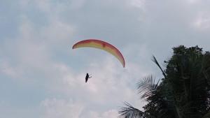 Pilot-paralayang-mendarat-di-lapangan-Pusat-Pemerintahan-Sumedang-2192025-3.jpg