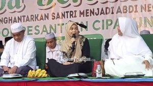Pimpinan-Ponpes-Cipasung-KH-Ubaidillah-Ruhiat-kiri-dan-Istri-Ganjar-Pranowo-Siti-Atikoh-tengah.jpg