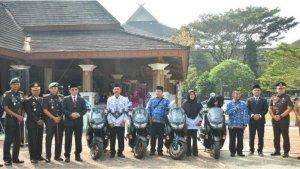 Pj-Bupati-Sumedang-Yudia-Ramli-menyerahkan-sepeda-motor-kepada-guru.jpg
