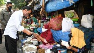 Presiden-Joko-Widodo-saat-menyerahkan-sejumlah-bantuan-sosial.jpg