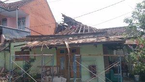 Rumah-Ambruk-di-Cintaraja.jpg