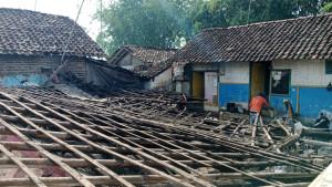 Rumah-Roboh-Diguncang-Gempa.jpg