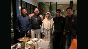 Saddil-Ramdani-foto-bareng-direktur-persib-adhitya-herawan-1.jpg