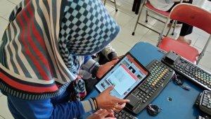 Seorang-perempuan-tengah-mencoba-aplikasi-I-Chat.jpg