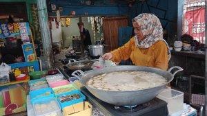 Susan-Febriani-pedagang-seblak-di-Sumedang.jpg