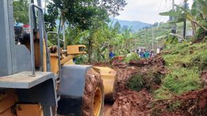Tanah-longsor-terjadi-di-Jalan-Curug-Cinulang-cicalengka-2102025.jpg