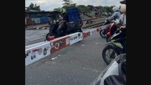 Tangkapan-layar-twit-foto-bernarasi-kecelakaan-antara-kereta-api-dan-sepeda-motor.jpg