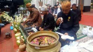 Tradisi-Jamasan-Pusaka-di-Situs-Budaya-Jambansari-Ciamis-1492025-3.jpg