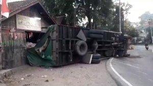 Truk-Terguling-Seruduk-Bengkel.jpg